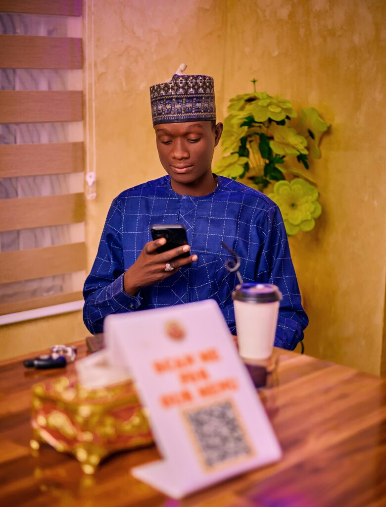 インバウンドレポート_QRコードを確認する外国人